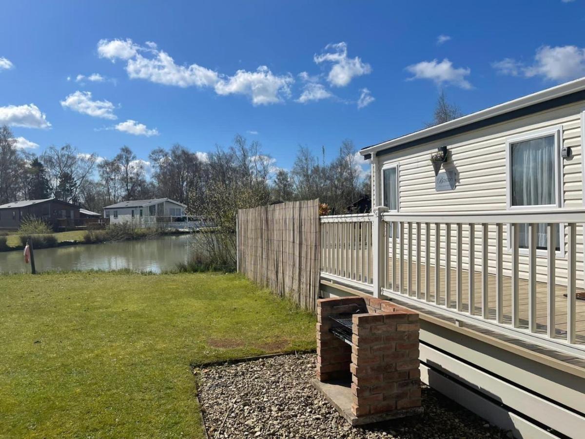 Luxury Lakeside Lodge L2 With Hot Tub Situated At Tattershall Lakes Country Park Exterior foto